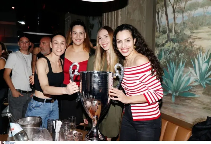 Ολυμπιακός Γυναίκες: H photo gallery από το γλέντι για την κατάκτηση του πρωταθλήματος