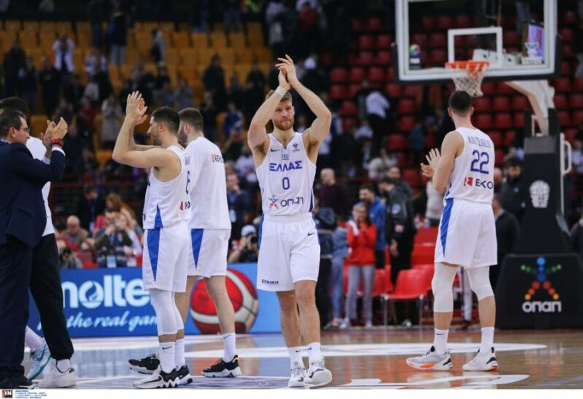 Το θερμό χειροκρότημα για την Εθνική στο φινάλε του αγώνα (vid)