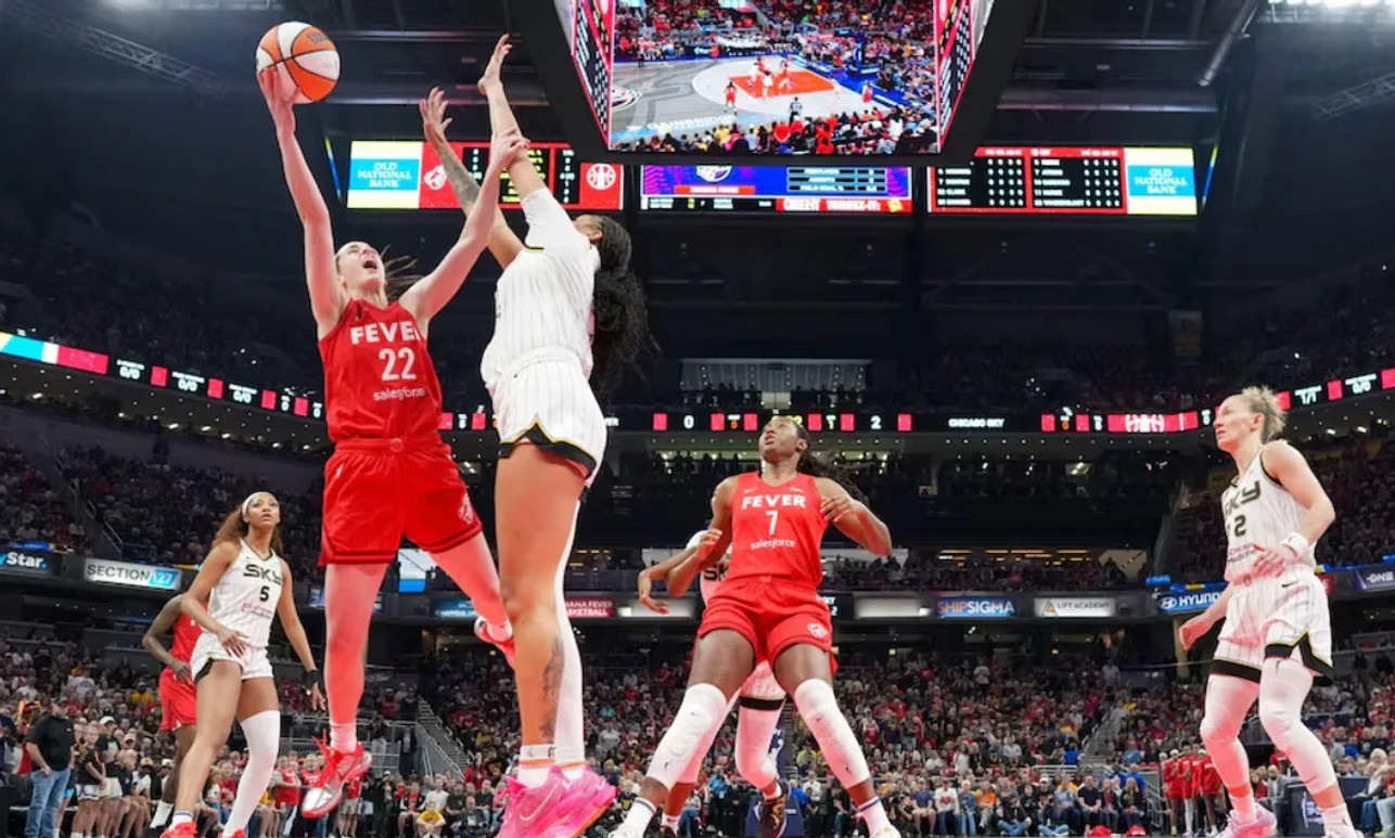 Κέιτλιν Κλαρκ: Άρχισε τη σεζόν με triple double στη νίκη της Ιντιάνα επί του Σικάγο (vids)