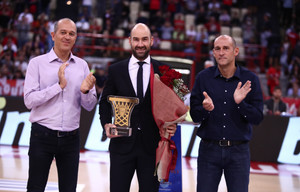 Oλυμπιακός-Περιστέρι: Αποθέωση για τον Βασίλη Σπανούλη στην επιστροφή του στο ΣΕΦ (pics &amp; vids)