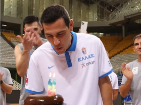 Εθνική: Η τούρτα-έκπληξη στον Νίκο Ζήση για τα 39α γενέθλιά του (vid)