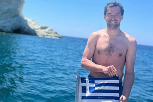 Γιουλ: Απολαμβάνει τις διακοπές του στη Σαντορίνη