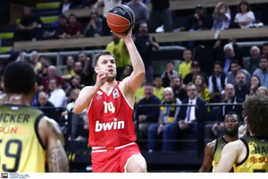 ΑΕΚ-Ολυμπιακός: Ο Βεζένκοφ πέτυχε 15 πόντους στο 1ο δεκάλεπτο (vid)