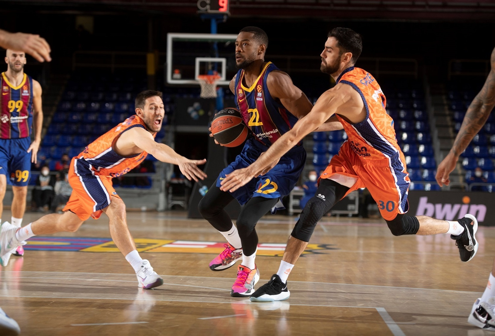 Η Μπαρτσελόνα 89-72 τη Βαλένθια (vid)