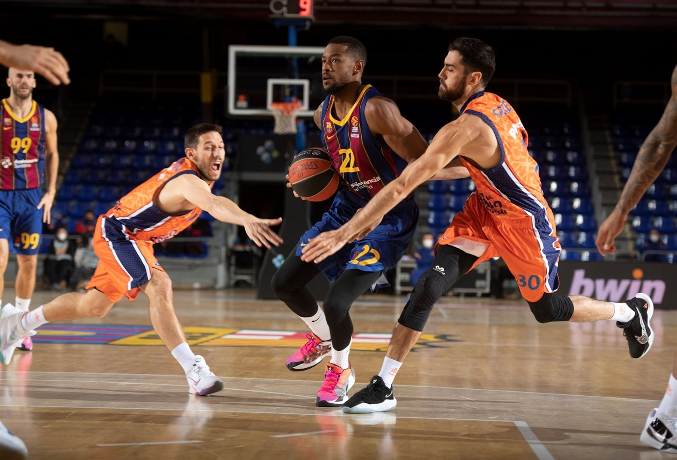 Η Μπαρτσελόνα 89-72 τη Βαλένθια (vid)