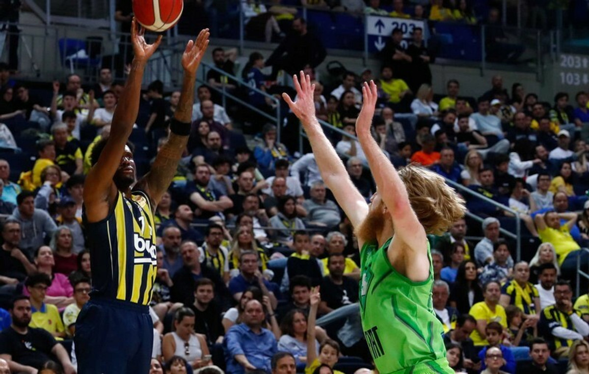 BSL: Το πρώτο βήμα η Φενέρ, 93-78 την Τόφας