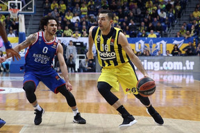 Γύρισε από το -10 η Εφές 67-65 τη Φενέρμπαχτσε του Σλούκα