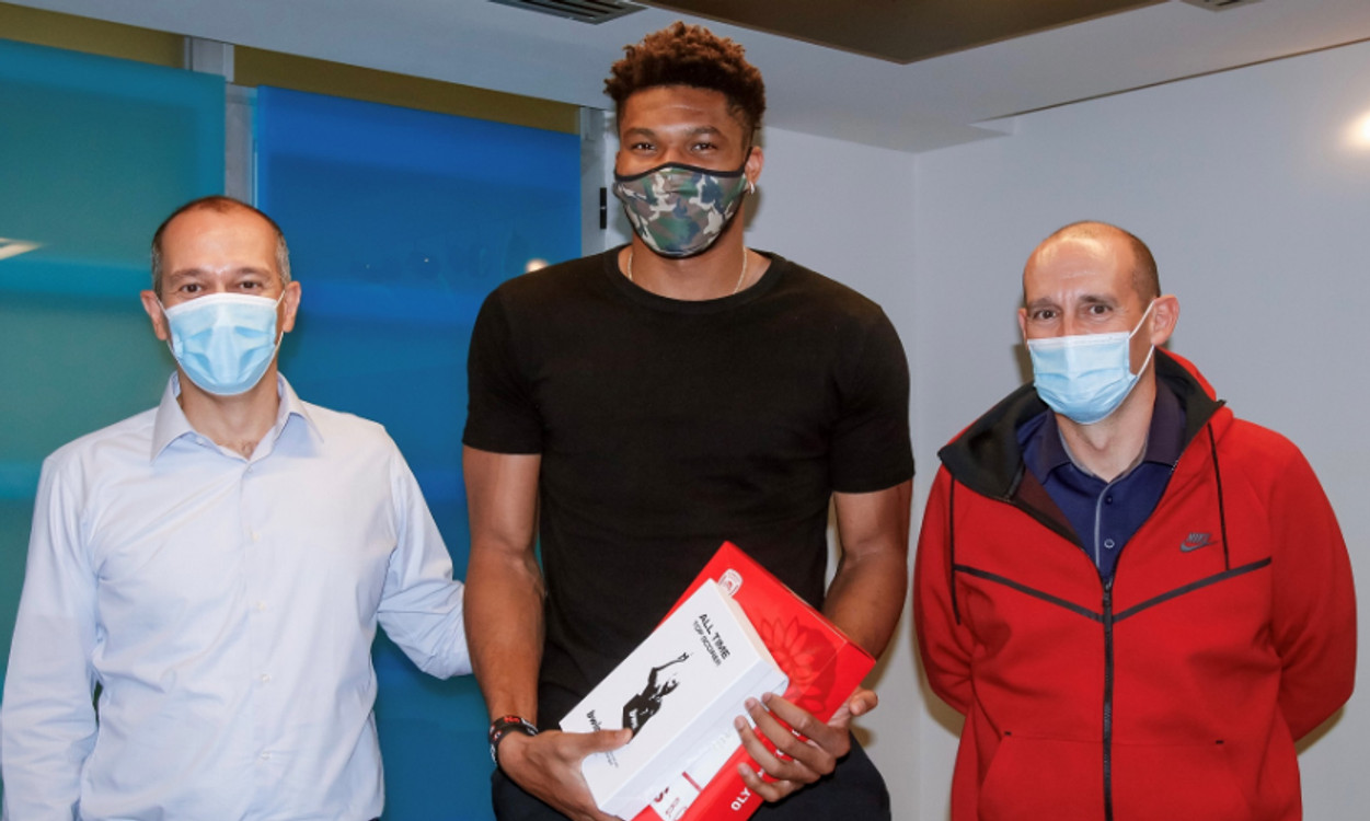 Οι ευχές των Αγγελόπουλων στον Γιάννη για... δαχτυλίδι NBA (pics &amp; vid)