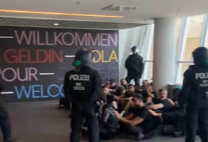 Συνελήφθησαν και απομακρύνθηκαν οι Τούρκοι που μπήκαν με ντου στο γήπεδο (VID)