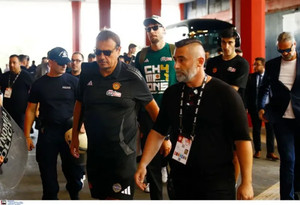 Ολυμπιακός-Παναθηναϊκός: Η άφιξη των δύο ομάδων στο ΣΕΦ (vids)