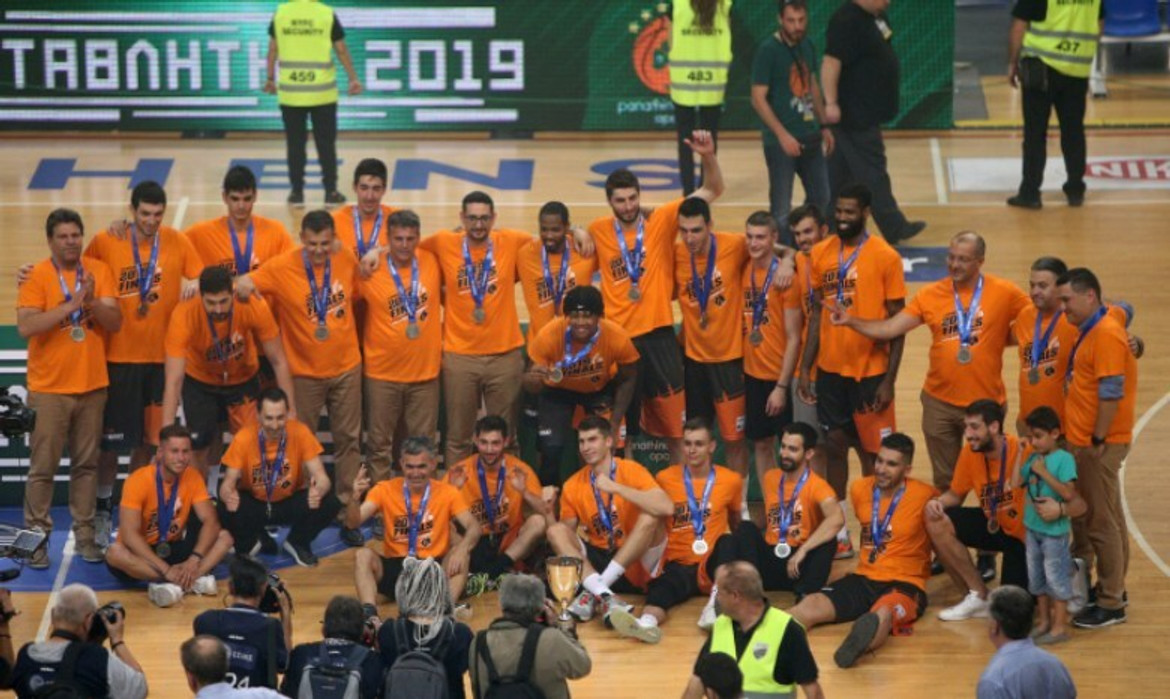 To video από τη βράβευση και το θερμό χειροκρότημα στον Προμηθέα