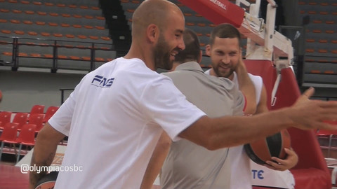 Η γνωριμία του Ντέιβιντ Μπλατ με τους παίκτες του Ολυμπιακού (video)