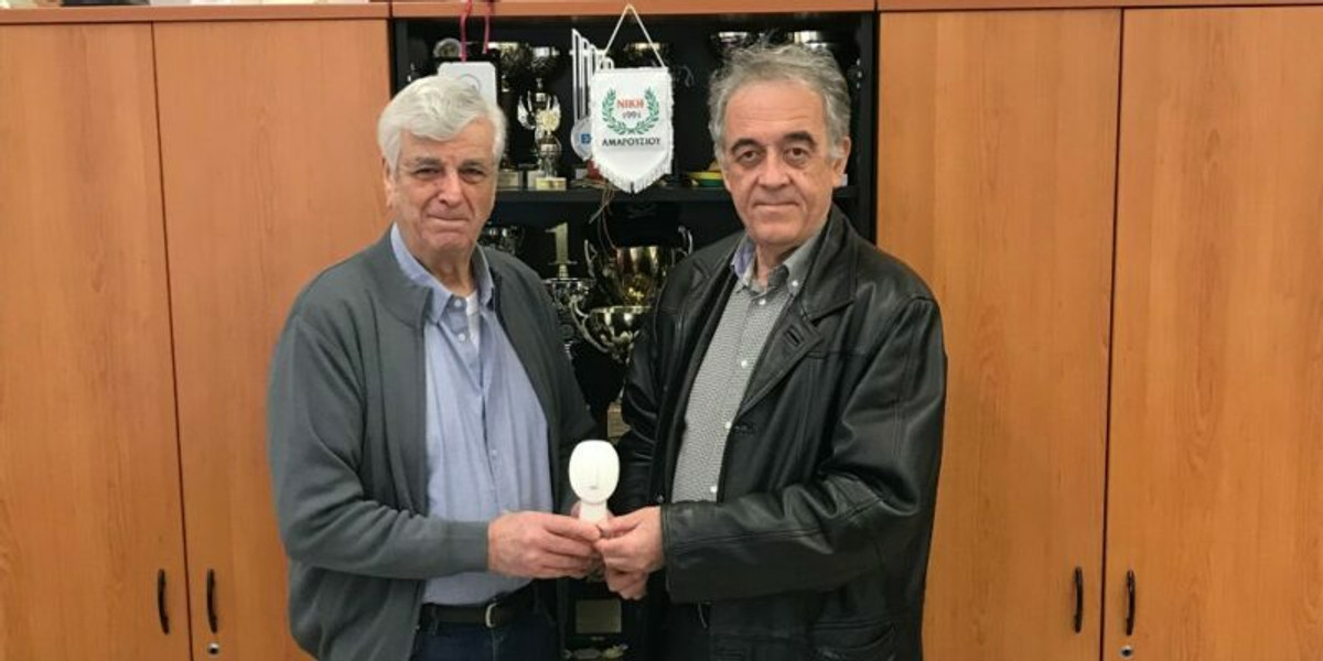 Το δώρο της Νίκης Αμαρουσίου στον Αντώνη Λούτση, συγγραφέα του βιβλίου &quot;Χώμα – Νερό – Φωτιά&quot;