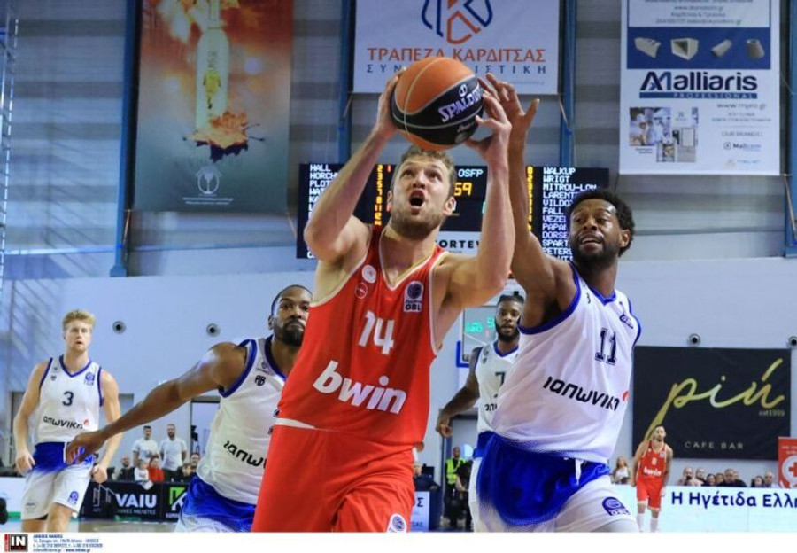 Ο Ολυμπιακός 77-61 στην Καρδίτσα με Μιλουτίνοβ, Βεζένκοφ και Λαρεντζάκη (vids & pics)