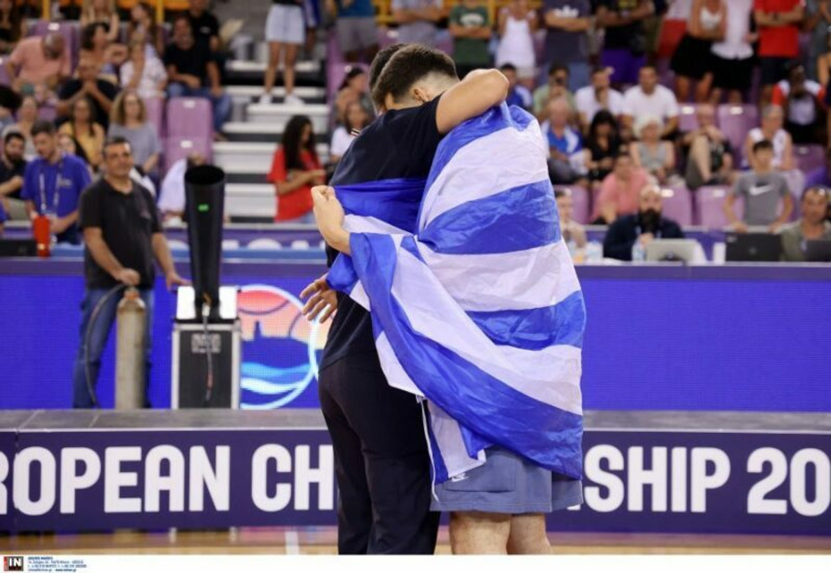 Εθνική Νέων: Δάκρυσε ο Ζούγρης στη βράβευσή του από τον Ζήση (vid)
