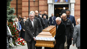 Κηδεία Ίβκοβιτς: Έξι θρύλοι κουβάλησαν το φέρετρο του &quot;Ντούντα&quot; (vid)