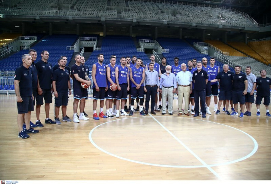 Στο ΟΑΚΑ ο Αυγενάκης, χαιρέτησε και ευχήθηκε ''καλή επιτυχία'' στην Εθνική (gallery)