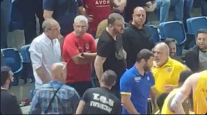 O οπαδός που προκαλεί... χαμό στο ντέρμπι του Τελ Αβίβ (video, pic)