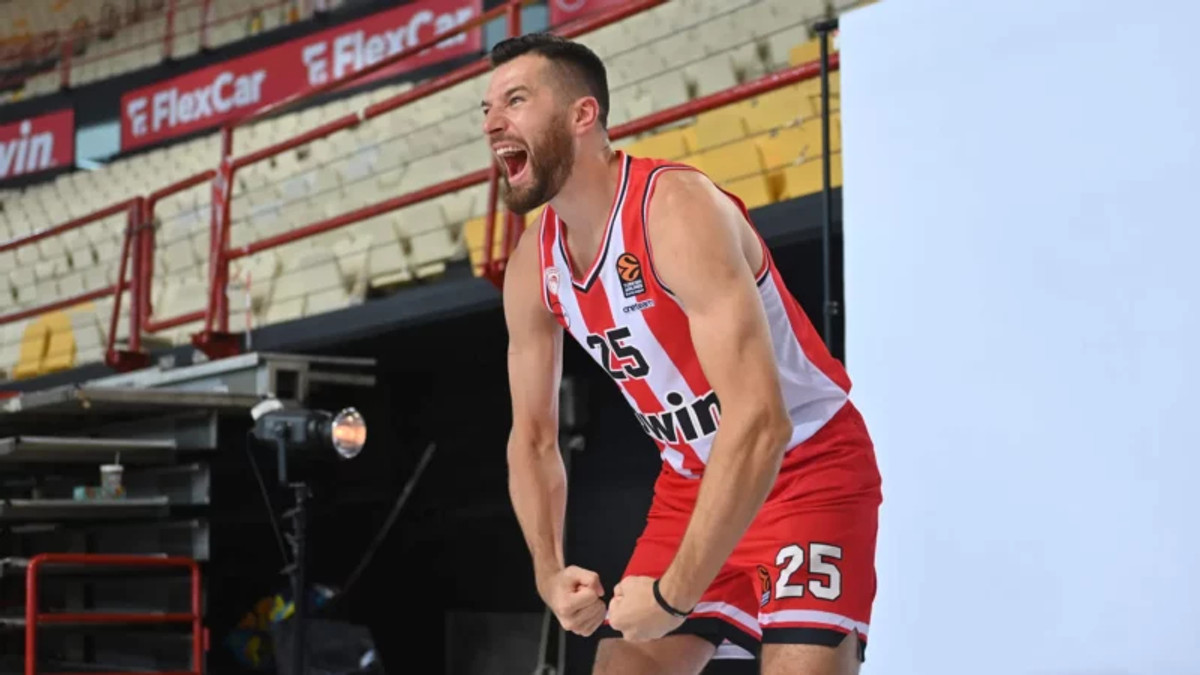 Ολυμπιακός: Η παρακάμερα από τη Media Day και η &quot;μάχη&quot; Λαρεντζάκη-Πάπας (vids)