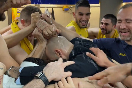 Η αποθέωση και το μπουγέλο στον Σπανούλη (vid)