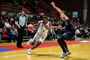 Lega Basket: &quot;Καθάρισε&quot; πάλι ο Κρίστον, 84-81 η Τορτόνα την Τρέντο και 2-0 (vid)