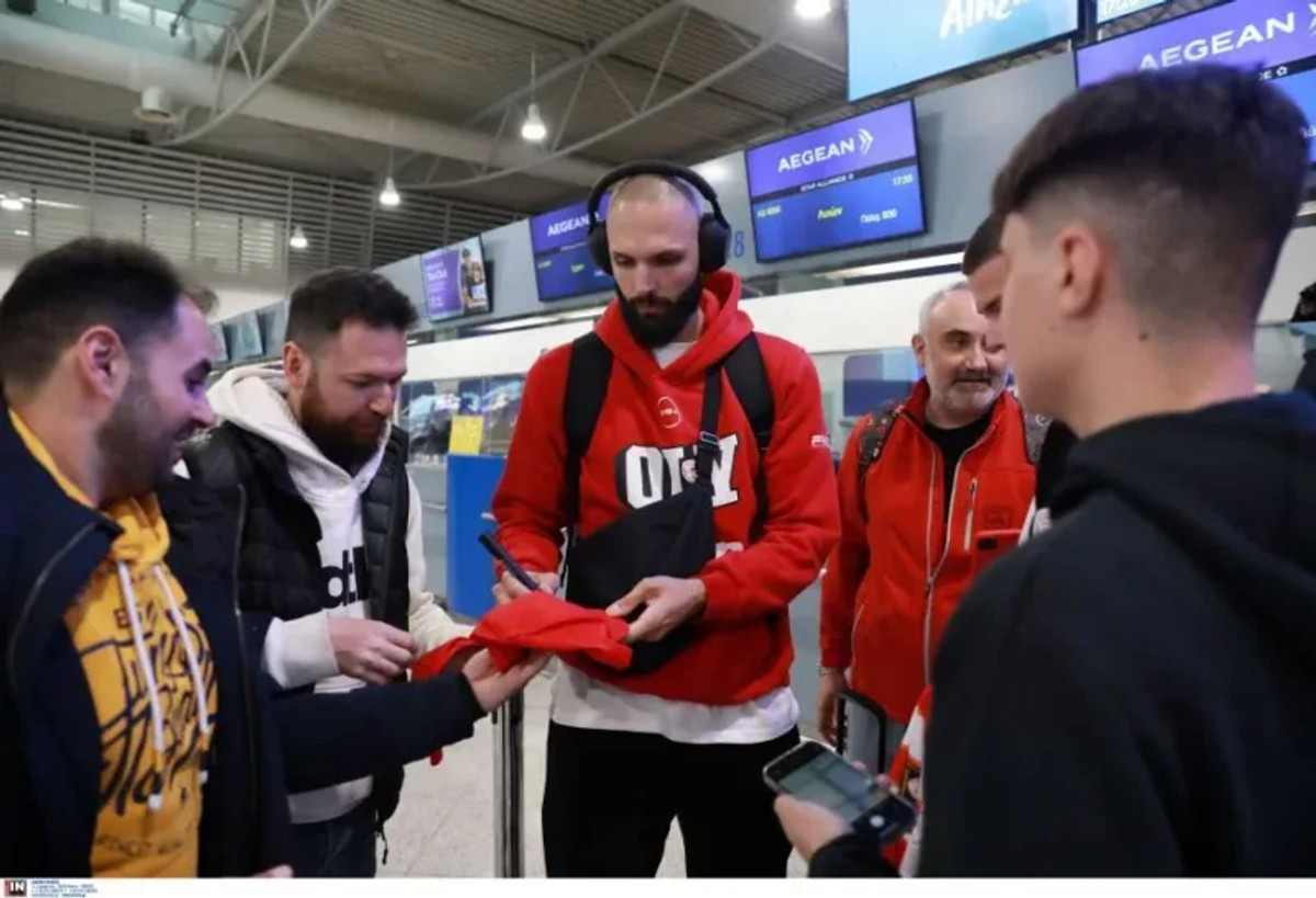 Ολυμπιακός: Η πτήση για τη Γαλλία μετά από φωτογραφίες και αυτόγραφα (vid)