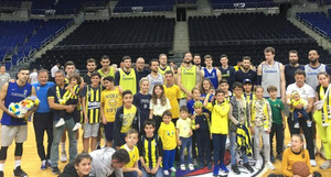Ανθοδέσμη στον Σλούκα σε επίσκεψη φιλάθλων στην προπόνηση της Φενέρμπαχτσε (pics)