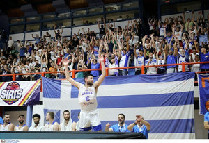 Παπανικολάου: Έκανε... &quot;κύμα&quot; με τον κόσμο από τον πάγκο! (pics)