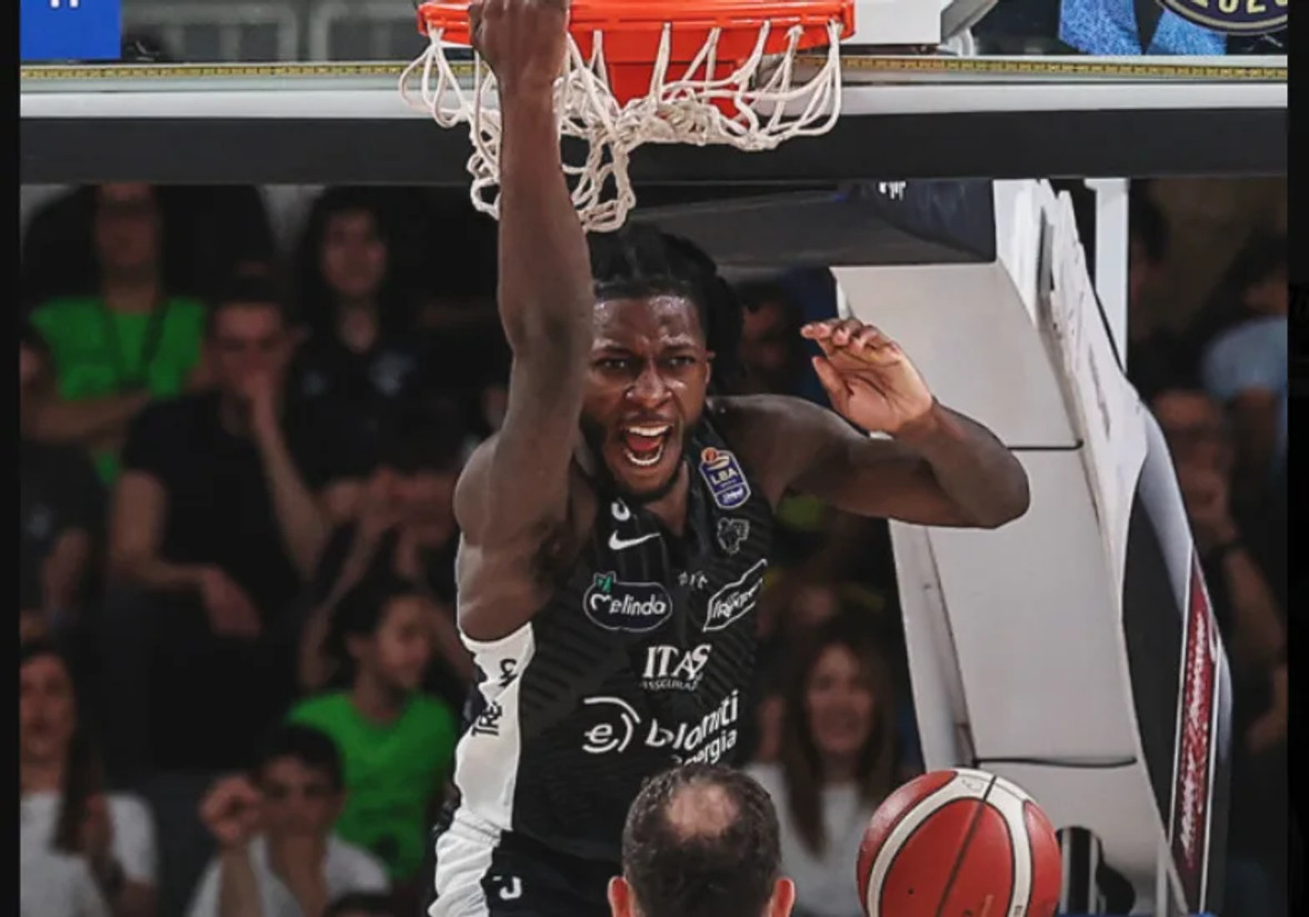 Με τρομερό buzzer του Κέιλ, η Τρεντίνο 70-67 και 1-1 την Αρμάνι Μιλάνο! (vid)