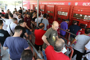 Ολυμπιακός: Ουρές στην πρώτη μέρα διάθεσης των διαρκείας! (pics)