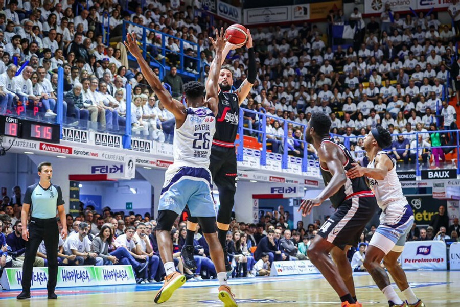 Lega Basket: Στα ημιτελικά η Βίρτους, μείωσε η Τρέντο