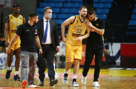 ΑΕΚ: Αγωνία για τον τραυματισμό του Στρέλνιεκς (vid)