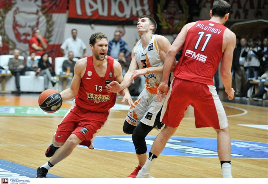 Με &quot;καυτό&quot; Στρέλνιεκς το 3-0 επί του Προμηθέα ο Ολυμπιακός