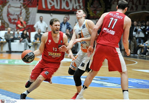 Με &quot;καυτό&quot; Στρέλνιεκς το 3-0 επί του Προμηθέα ο Ολυμπιακός