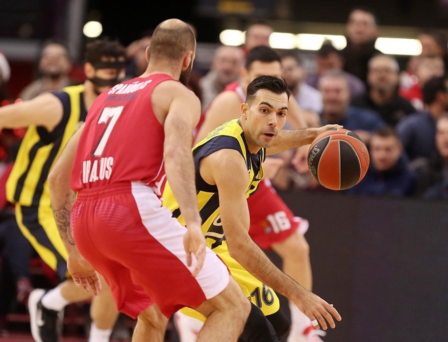 Το απίθανο buzzer τρίποντο του Σλούκα στο ΣΕΦ (video)
