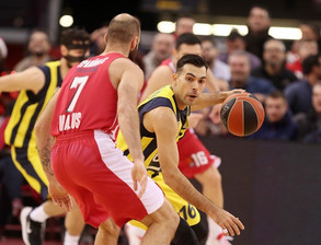 Το απίθανο buzzer τρίποντο του Σλούκα στο ΣΕΦ (video)