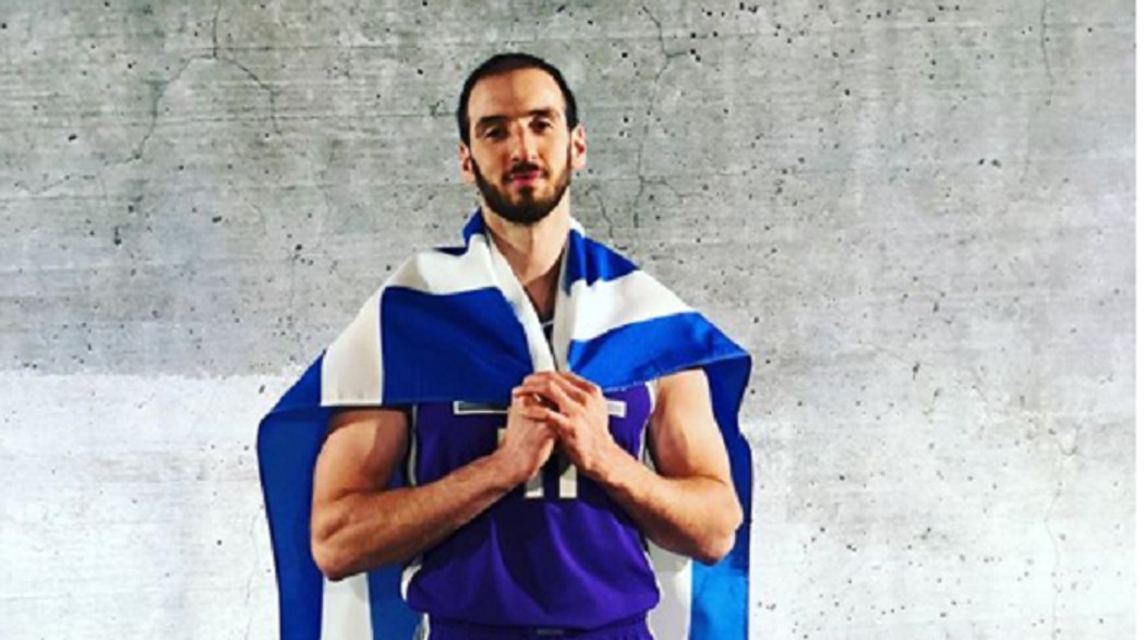 Η φωτογραφία του υπερήφανου Κώστα Κουφού με την ελληνική σημαία! (pic)