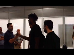 Ενθουσιασμένος έφτασε ο Τάιλερ Ρόμπερσον στην Αθήνα για την ΑΕΚ (video)