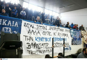 Ιωνικός-ΑΕΚ: Το πανό για τα Τέμπη έβαλε «φωτιά»! (pic &amp; vid)