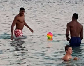 Για μπάνιο στο Μαράθι στα Χανιά, Γιάννης και Θανάσης Αντετοκούνμπο (pics)