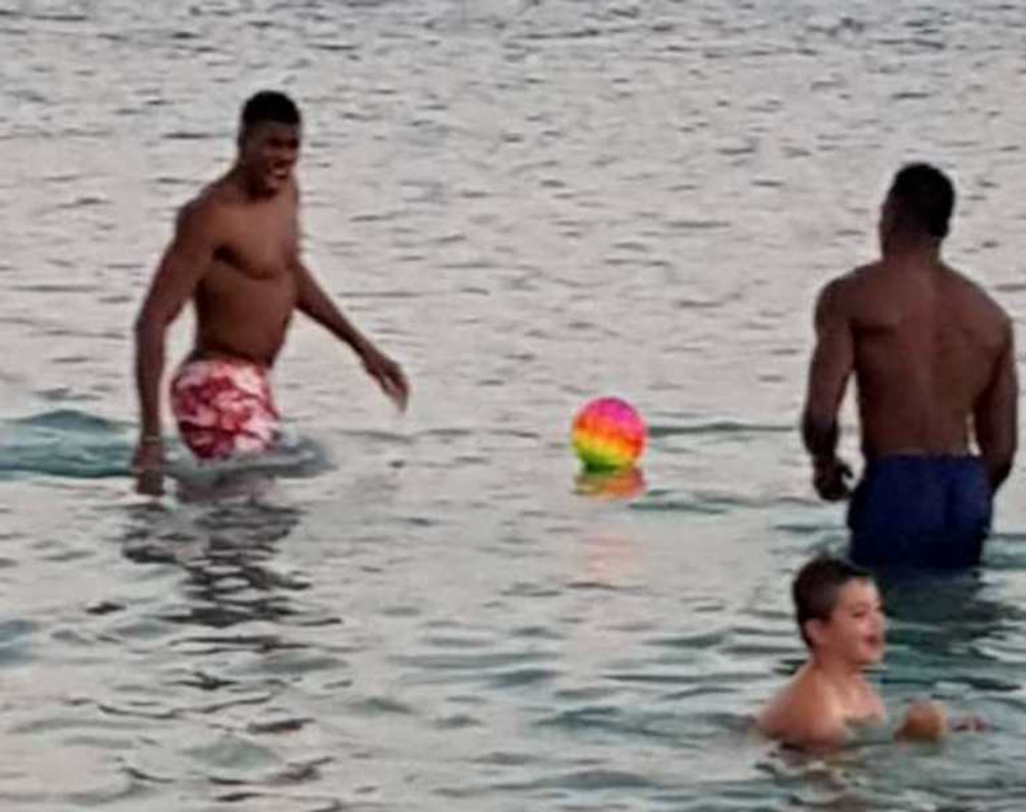 Για μπάνιο στο Μαράθι στα Χανιά, Γιάννης και Θανάσης Αντετοκούνμπο (pics)