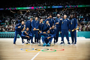 Η απονομή των χρυσών μεταλλίων στην Team USA, αποδοκιμάστηκε ο Εμπίντ (vids)