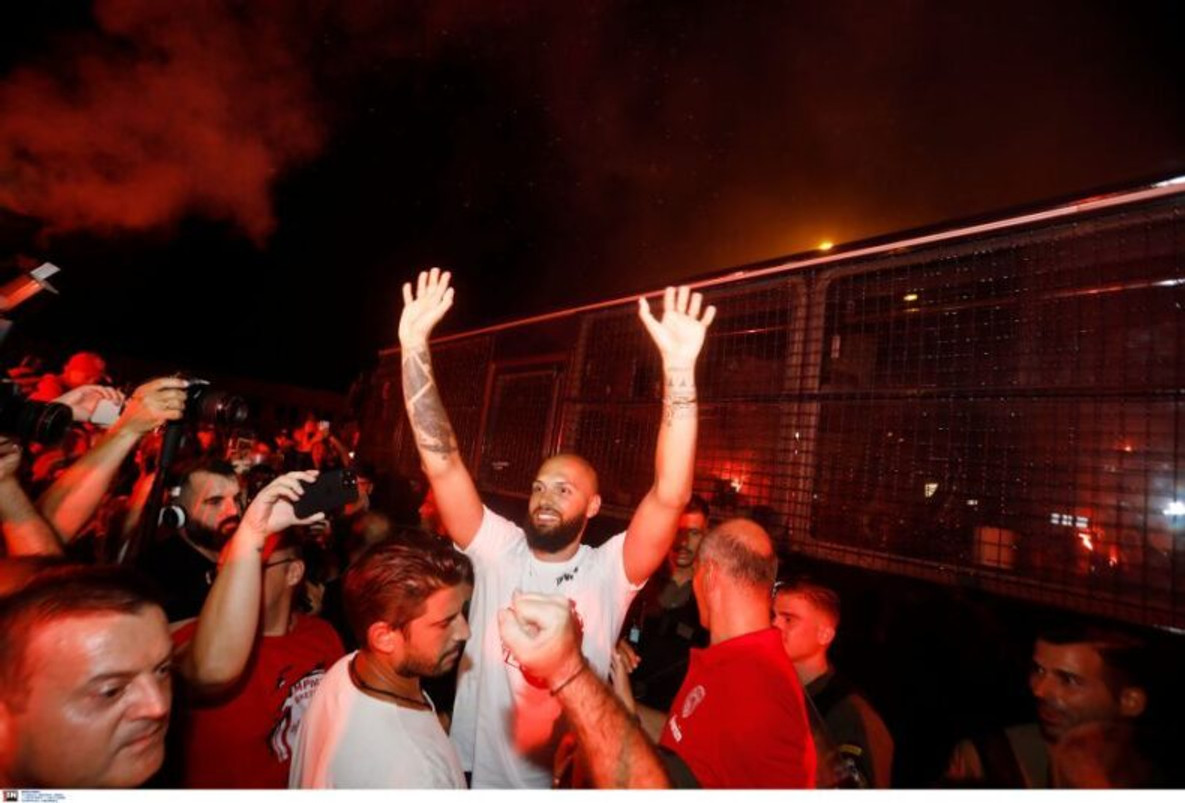 Ολυμπιακός: Το χρονικό της άφιξης του Εβάν Φουρνιέ (video)