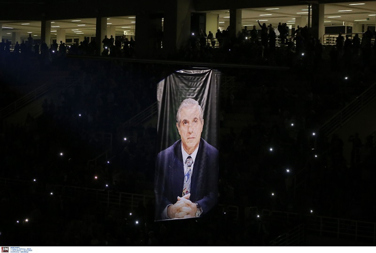 Συγκίνηση στην ανάρτηση του λαβάρου του Παύλου Γιαννακόπουλου στο ΟΑΚΑ (pics)