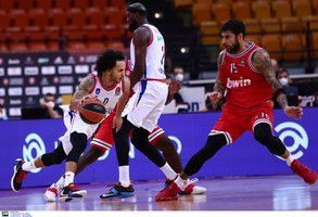 Γύρισε ο Λάρκιν, κι η Εφές 84-79 τον Ολυμπιακό στο ΣΕΦ