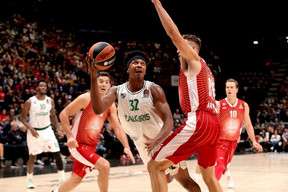 Euroleague: Τρεις παραβάσεις δεν είδαν οι διαιτητές στο Αρμάνι-Ζαλγκίρις!