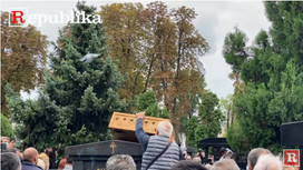 Συγκινητική σκηνή στον τάφο του Ίβκοβιτς: Απελευθερώθηκαν λευκά περιστέρια (vid)