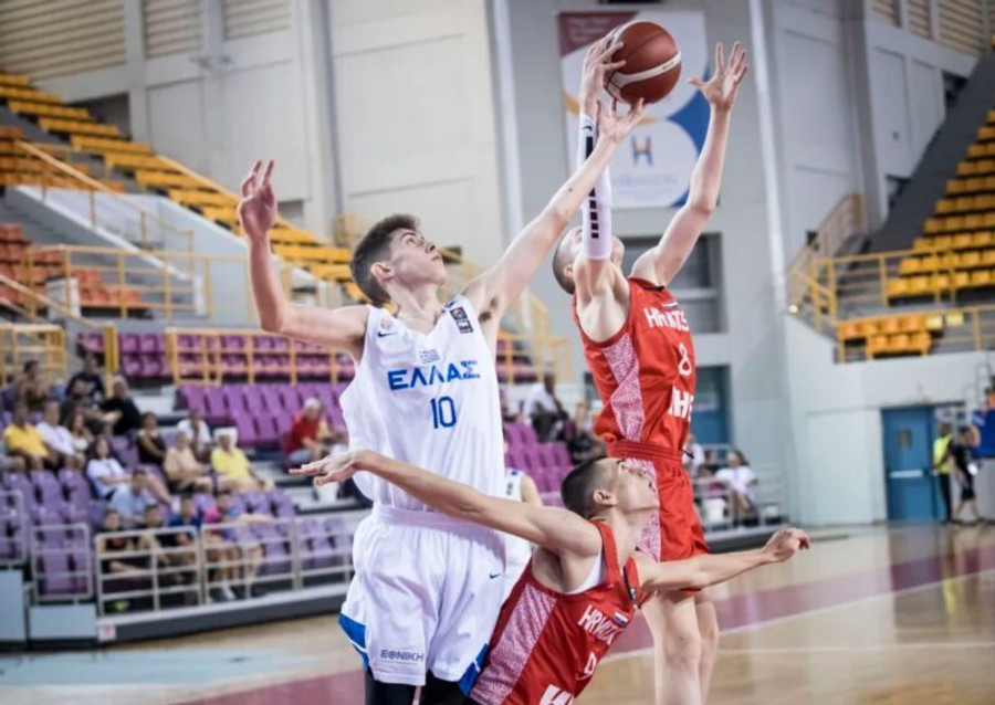Εθνική Παίδων: Απίθανο buzzer ολόκληρου γηπέδου από τον Χατζηλάμπρου! (video)