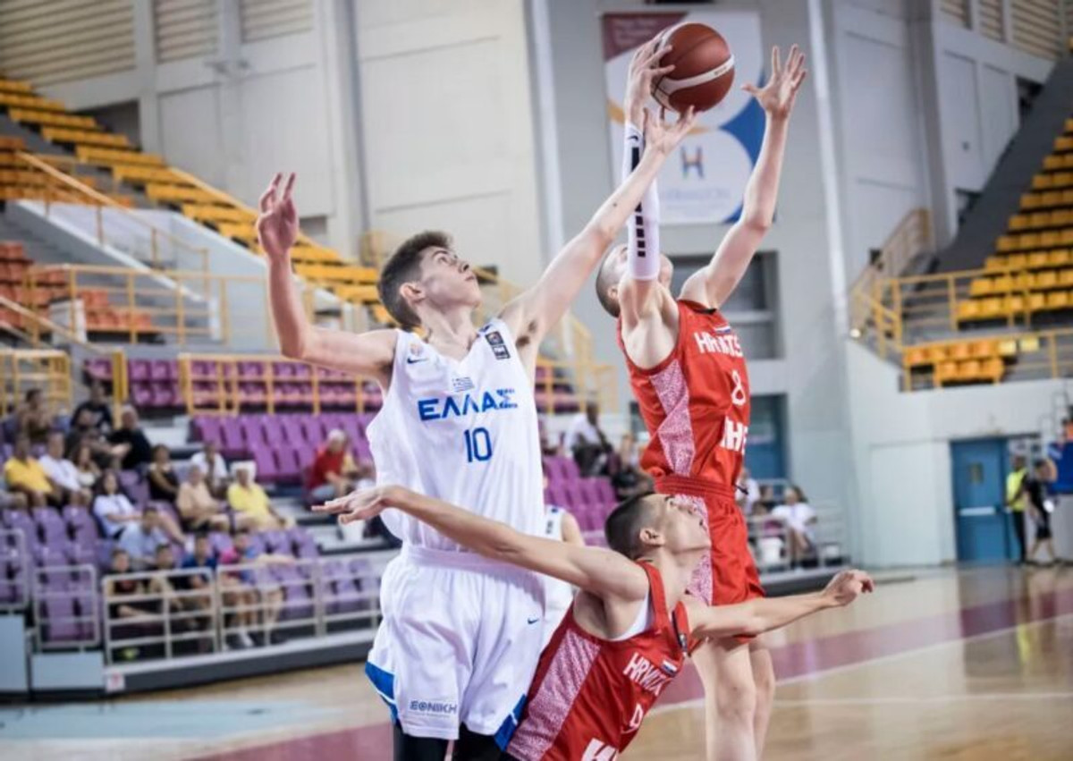 Εθνική Παίδων: Απίθανο buzzer ολόκληρου γηπέδου από τον Χατζηλάμπρου! (video)