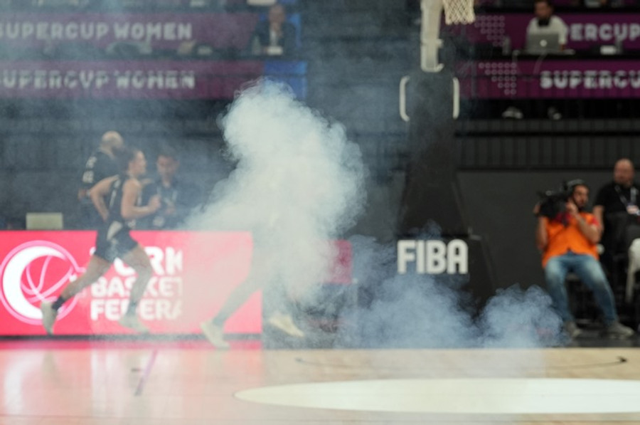 FIBA Super Cup Γυναικών: Διακόπηκε λόγω επεισοδίων το Φενέρμπατσε-Μπεσίκτας (vids)